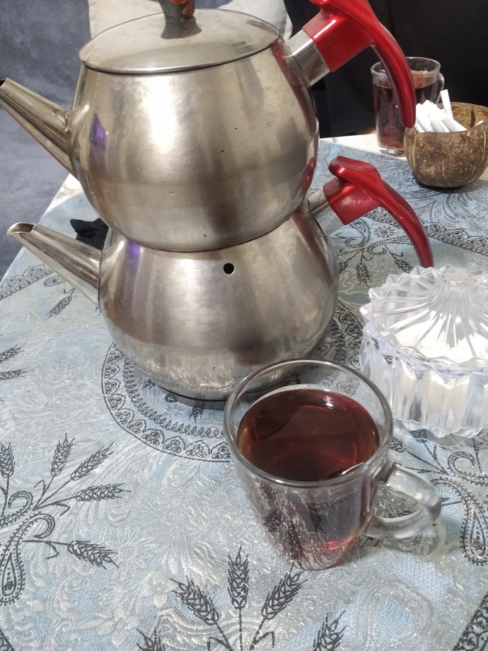 Spora başladım kendi çayımı kalkıp kendim alıyorum, birden yüklenmek de istemiyorum o yüzden demliği de yanıma aldım oh mis gibi?