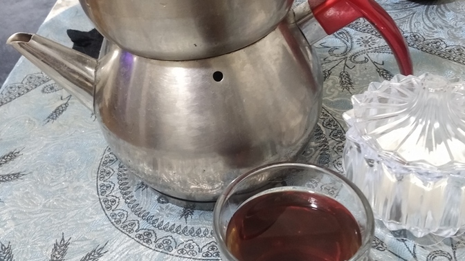 Spora başladım kendi çayımı kalkıp kendim alıyorum, birden yüklenmek de istemiyorum o yüzden demliği de yanıma aldım oh mis gibi?