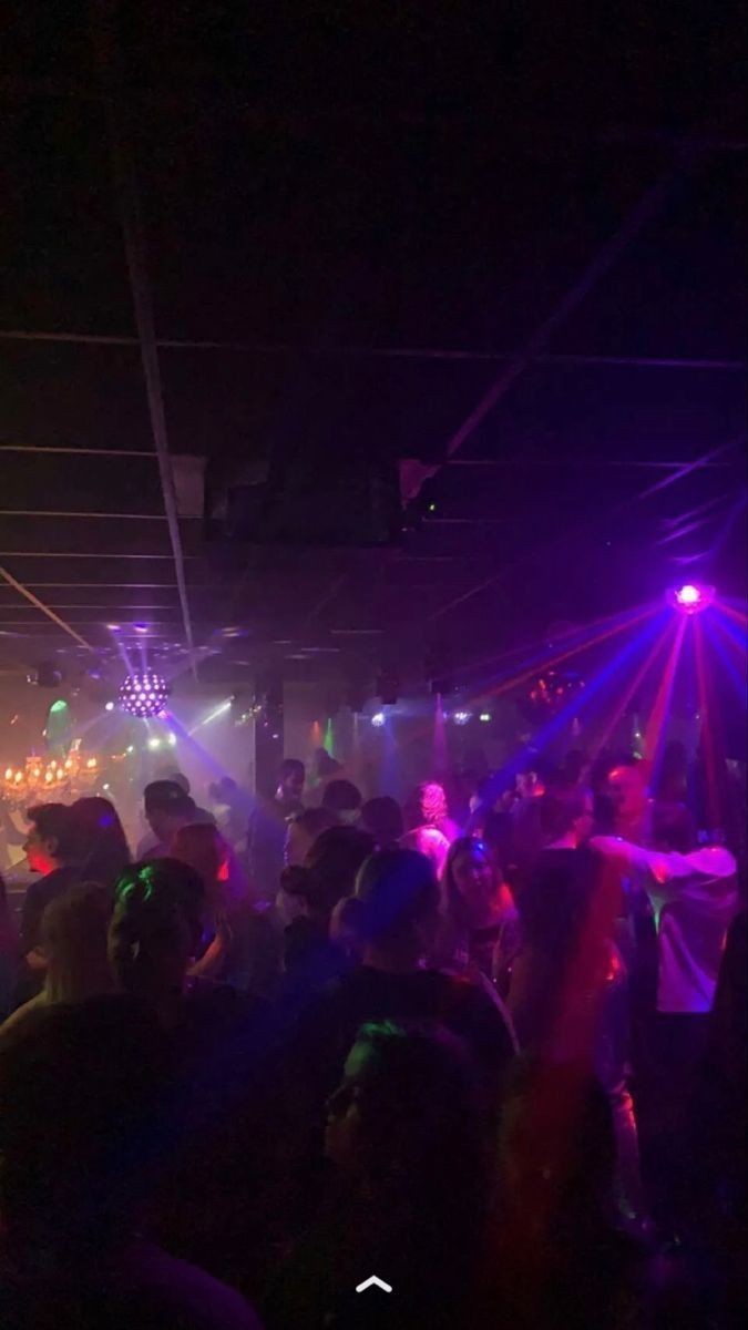 Sevgiliniz/eşiniz siz olmadan gece kulübüne gidebilir mi?