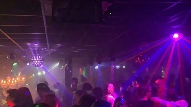 Sevgiliniz/eşiniz siz olmadan gece kulübüne gidebilir mi?