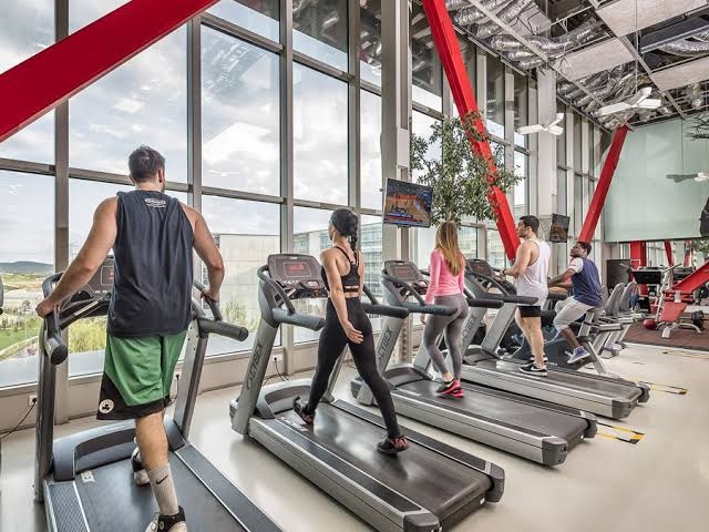 Spor salonunda sürekli iletişime geçip sosyalleşmeye çalışan insanlara siz de sinir oluyor musunuz?
