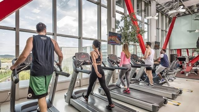 Spor salonunda sürekli iletişime geçip sosyalleşmeye çalışan insanlara siz de sinir oluyor musunuz?