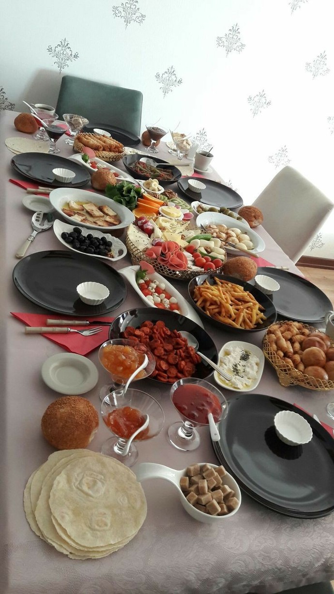 Kahvaltıda ilk neyi gözünüze kestirip yersiniz?