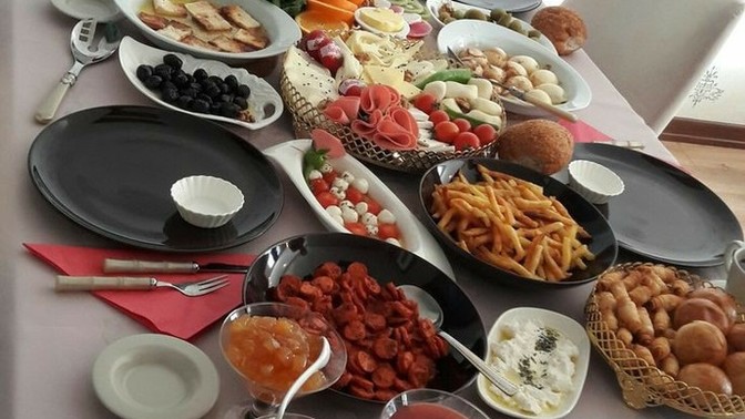 Kahvaltıda ilk neyi gözünüze kestirip yersiniz?