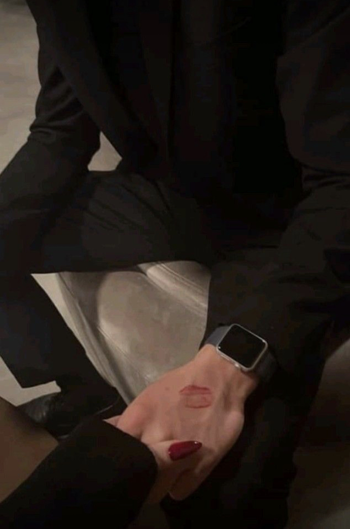 Hep kadınların eli mi öpülür erkeklere yapılmaz mı?