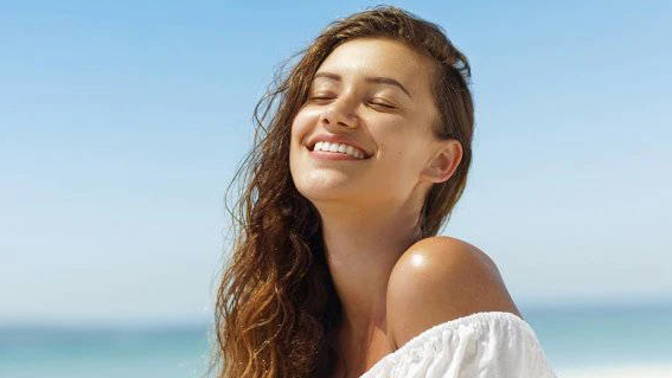 Güneş kremini dışarda sürekli yenilemek mi gerek, evde çıkmadan önce bir kere sürdük yeter işte?