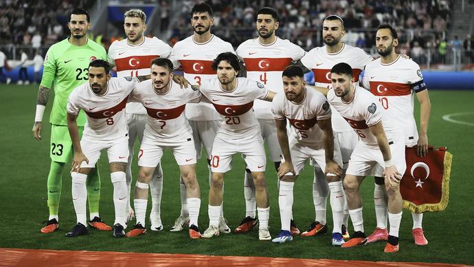 Zemin donması nedeniyle ertelenmesi beklenen Türkiye-İzlanda maçı, bu akşam 21:45te oynanacak. İlk 11de sence kimler olur?