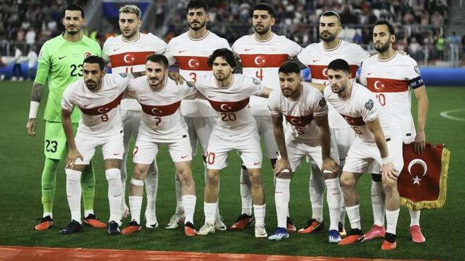 Zemin donması nedeniyle ertelenmesi beklenen Türkiye-İzlanda maçı, bu akşam 21:45'te oynanacak. İlk 11'de sence kimler olur?