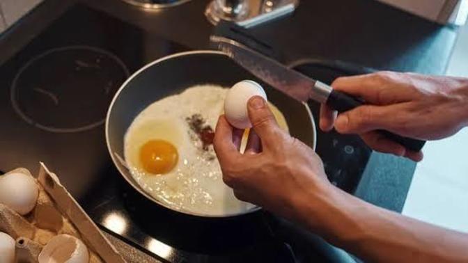 Yumurta kırabilen erkek, evde kalmaz mı?