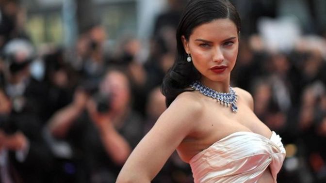 Adriana Lima, Victoria’s Secret podyumuna geri dönüyor. Bu ikonik geri dönüşe yorumun ne?