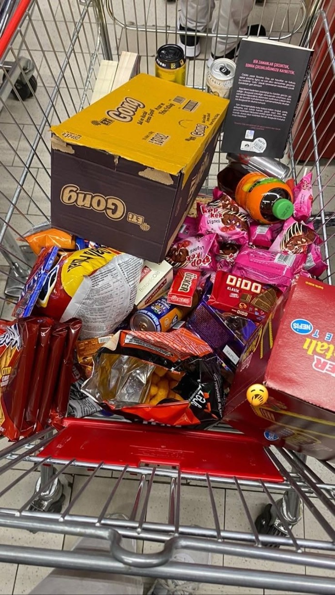 Akşam çayı yanına hangi atıştırmalıgı ya da tatlıyı tercih ediyorsun? 🍫🍬🍩🍓?