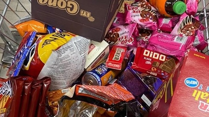 Akşam çayı yanına hangi atıştırmalıgı ya da tatlıyı tercih ediyorsun? 🍫🍬🍩🍓?