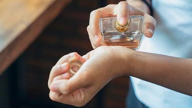 Parfüm bileğe sıkılır mı?