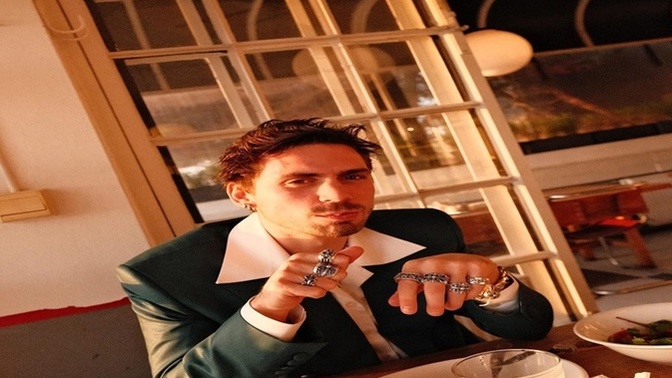Kafede tek başına oturmak garip mi?