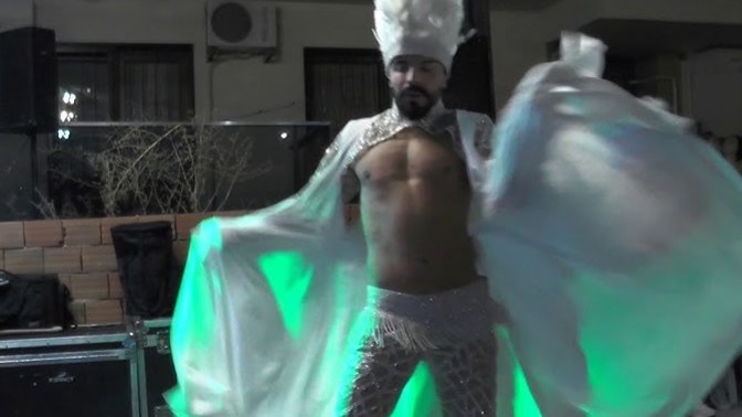 Bekârlığa veda gününüzde erkek dansöz getirip eğlenir misiniz kızlar?