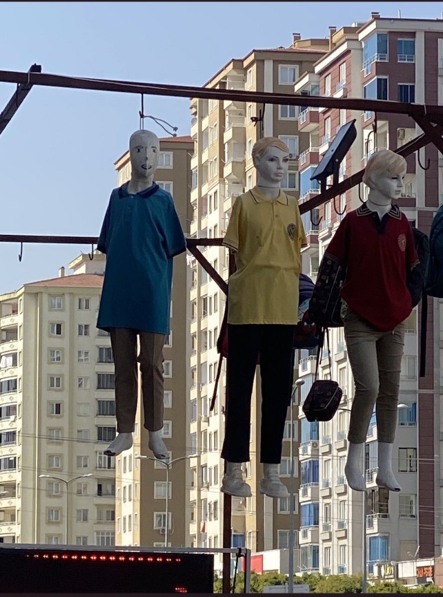 Okul kıyafeti böyle mi satılır?