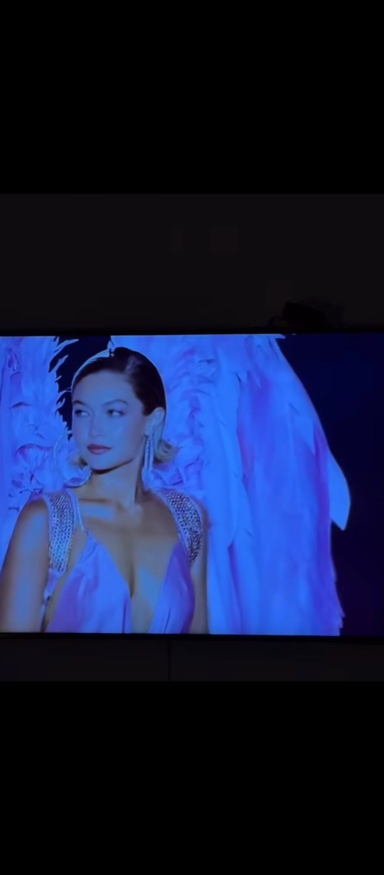 Hangi Victoria Secret meleğinin kombinini beğendiniz?