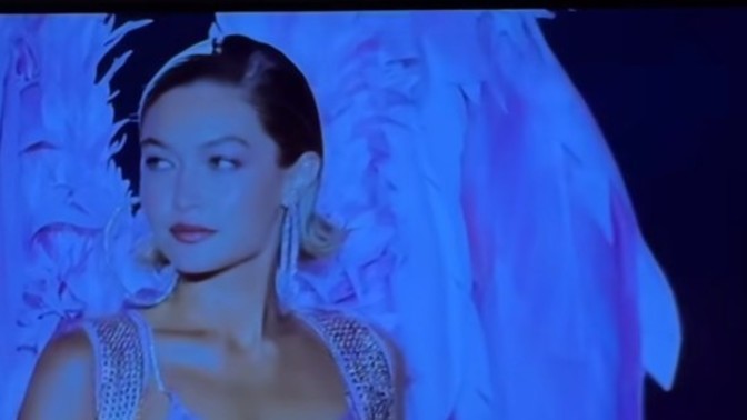 Hangi Victoria Secret meleğinin kombinini beğendiniz?