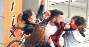 Erkekler kadınları memnun etmek için hep mi arada kalıyor?