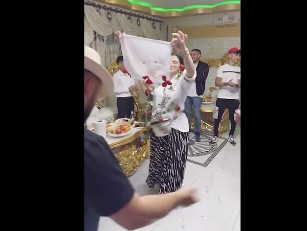 Daha Neler Göreceğiz ; Kanlı Çarşaf İçin Mekan Tutup Müzik Eşliğinde Kutlama Yaptılar. Bu konuda ne düşünüyorsunuz?
