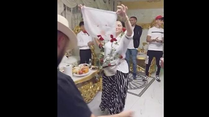 Daha Neler Göreceğiz ; Kanlı Çarşaf İçin Mekan Tutup Müzik Eşliğinde Kutlama Yaptılar. Bu konuda ne düşünüyorsunuz?