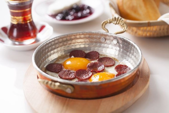 Sucuklu yumurta mı, yoksa omlet mi?