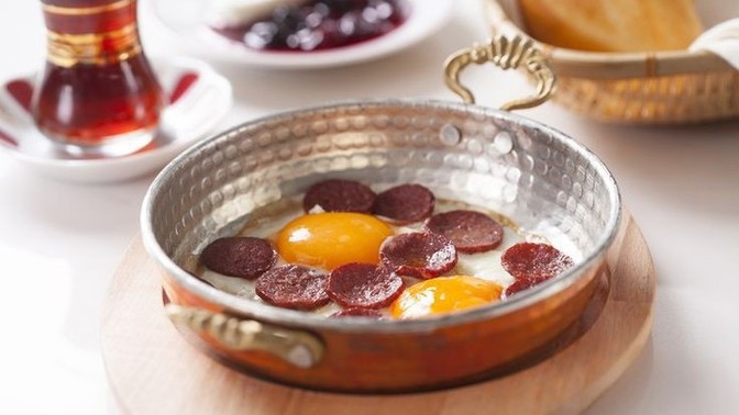 Sucuklu yumurta mı, yoksa omlet mi?