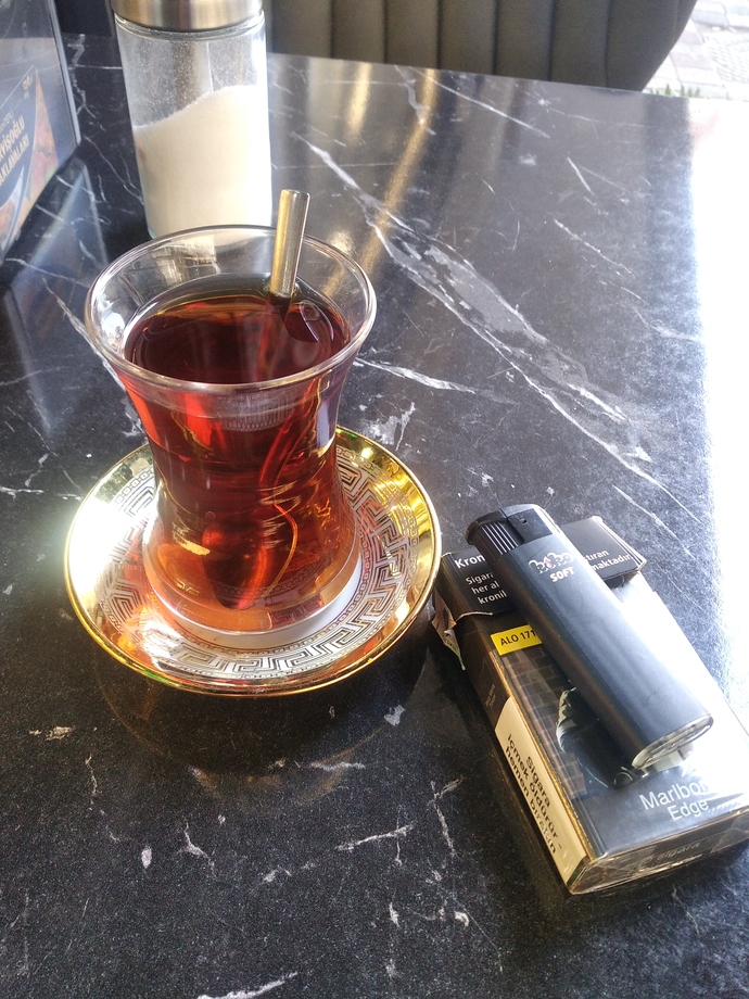 Bugün arabada kaynanasına ön koltuğu kaptırmış yeni gelin gibi uyandım bu sabah 🥺 niye böyle oldu ki?