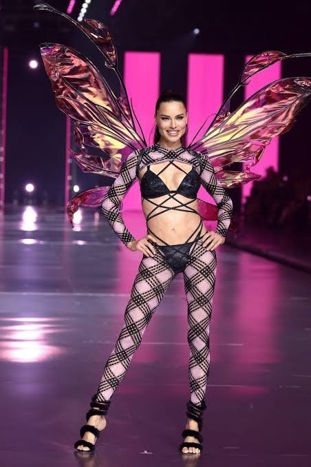 Adriana Lima nın çekiciliğine kapılmamak mümkün mü?