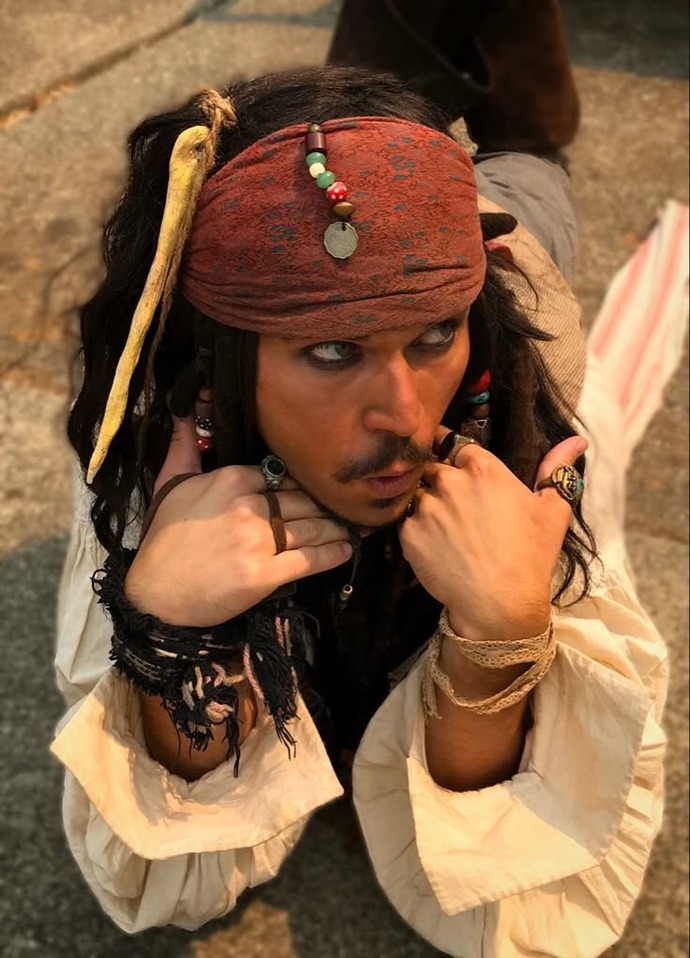 Jack sparrow ve prens karakterleri birbirine benzemiyor mu sizcede?