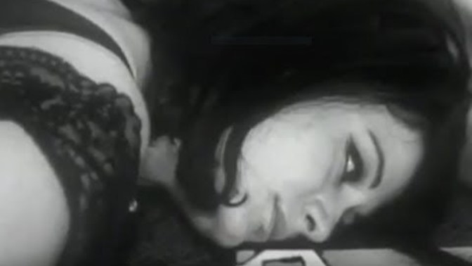 Hayret, dünya nasıl dönüyor hala? Sibel Egemen 1976' da Söylemiş. Hayret siz hala dinlemediniz mi?