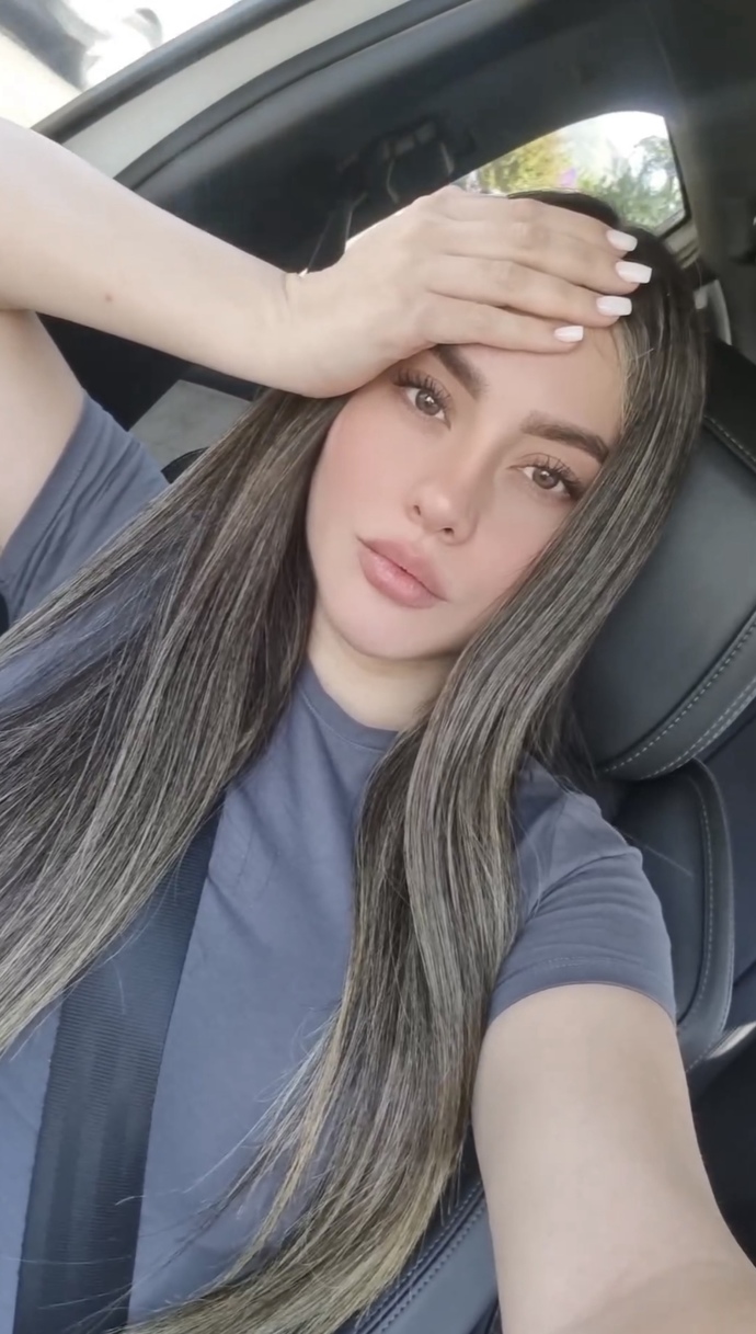 Saç rengi tavsiyesi almak istiyorum! Siyah mı yoksa başka renk mi hangisi bana gider?