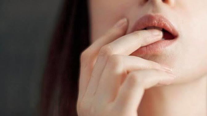 Oral esnasında sperm yalayan yutan kadın itici midir?
