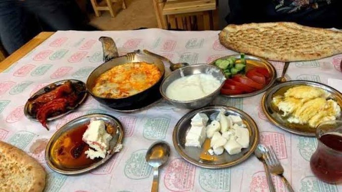 Kimler hafta sonu tatiline evde kahvaltı ile başladı?