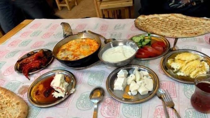 Kimler hafta sonu tatiline evde kahvaltı ile başladı?