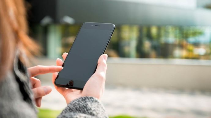 Sevgililer birbirlerinin fotoğrafını telefonlarının duvar kağıdı yapmak zorunda mıdır?