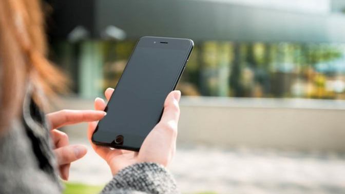 Sevgililer birbirlerinin fotoğrafını telefonlarının duvar kağıdı yapmak zorunda mıdır?