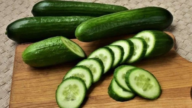 Salatalığı tuzlayıp yemesini sever misiniz?