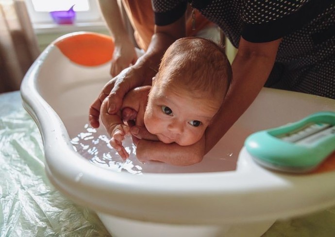 Yenidoğan bebeği tek başına banyo yaptırabilir misin?