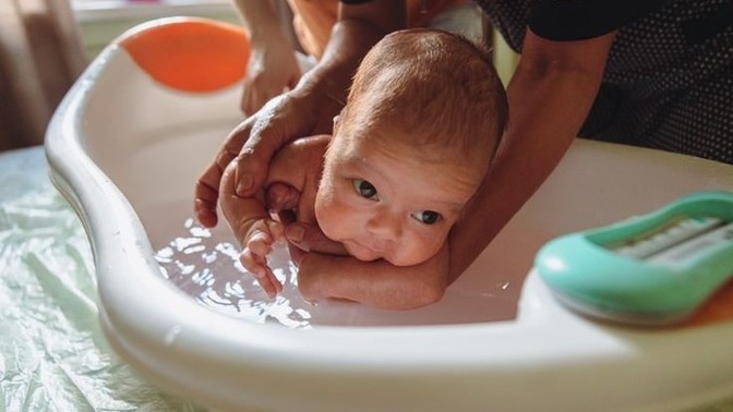 Yenidoğan bebeği tek başına banyo yaptırabilir misin?