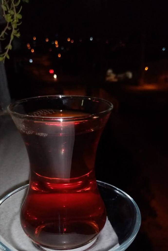 Kış gelmiş dünyadan bir haberim çay var icer misiniz?