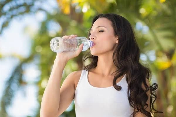 Günde gerçekten en az 2 litre su içebiliyor musunuz?