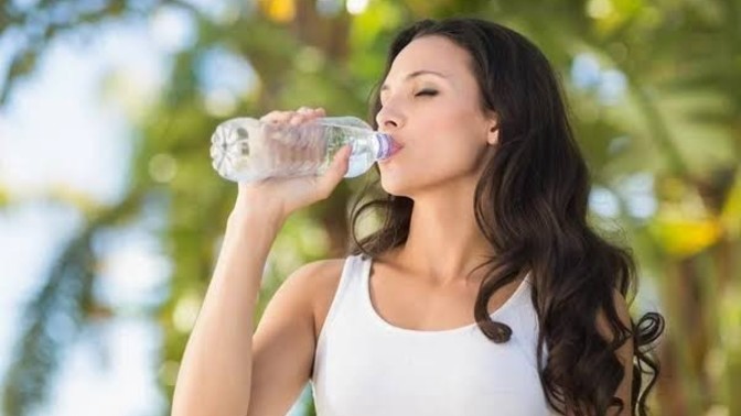Günde gerçekten en az 2 litre su içebiliyor musunuz?