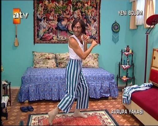 Evde böyle dolaşsam ne yapabilirsin ki 😂?