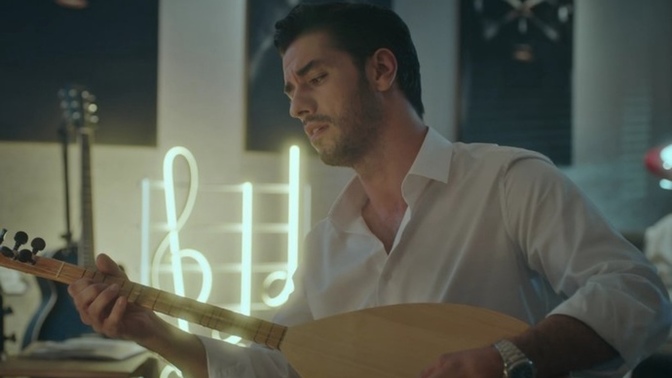 Dinlediğinizde sebepsiz yere hüzünlendiğiniz şarkı hangisi?