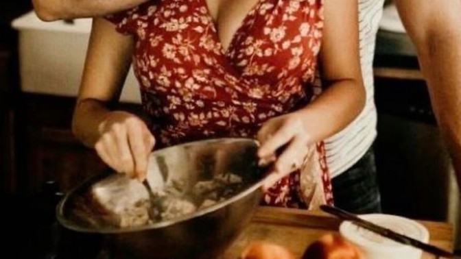 Yemek yaparken sırnaşan eşe karşı ne tepki verilmelidir?