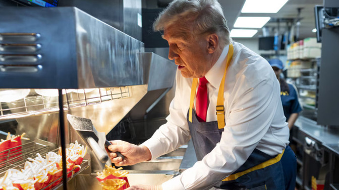 Trump, bir günlüğüne McDonald's'da çalıştı. McDonald's'ta bir günlüğüne çalışacak ünlü bir isim görmek isteseniz bu kim olurdu?