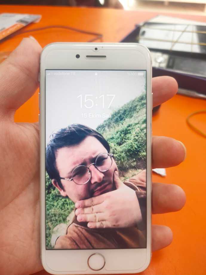 İPhone 8 ile takas ettim üste 2300 TL aldım nasıl iPhone 7im yeni aldım. Tr cihaz 32 hafıza gümüş renk dış kapakbeyaz renk ekran?