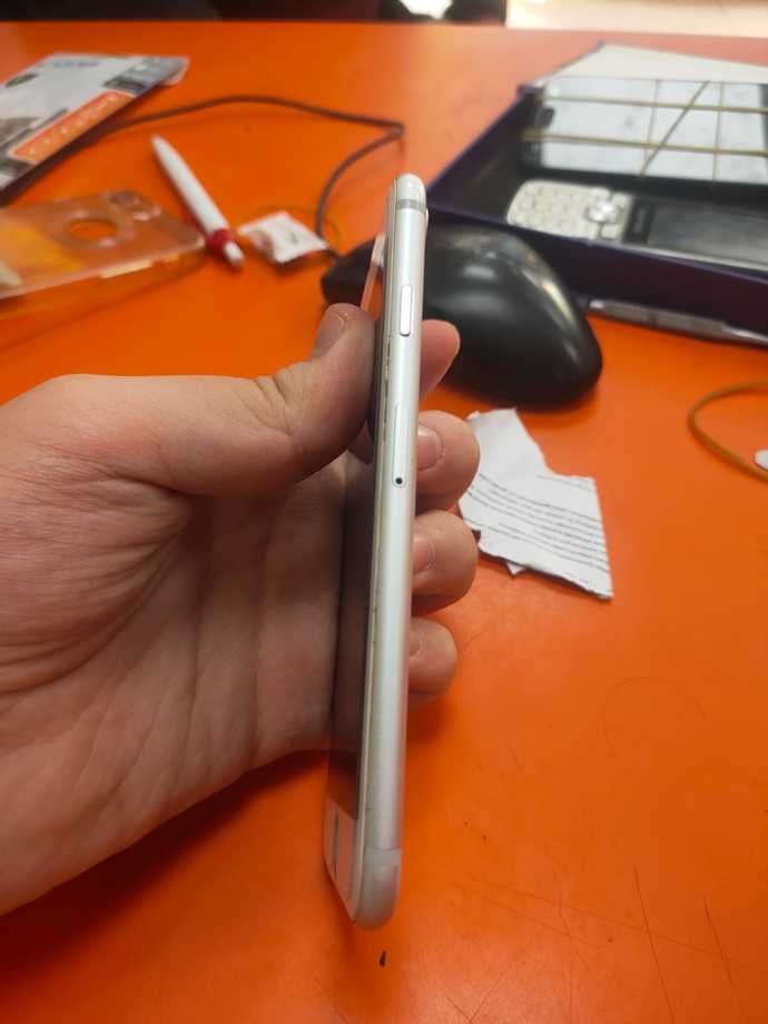 İPhone 8 ile takas ettim üste 2300 TL aldım nasıl iPhone 7im yeni aldım. Tr cihaz 32 hafıza gümüş renk dış kapakbeyaz renk ekran?
