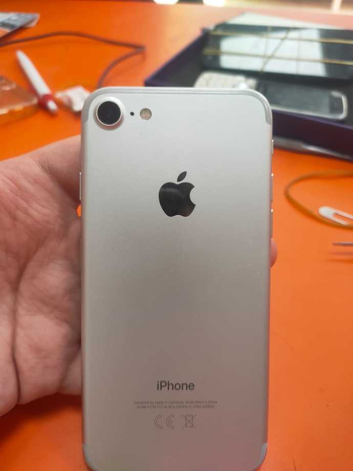 İPhone 8 ile takas ettim üste 2300 TL aldım nasıl iPhone 7im yeni aldım. Tr cihaz 32 hafıza gümüş renk dış kapakbeyaz renk ekran?